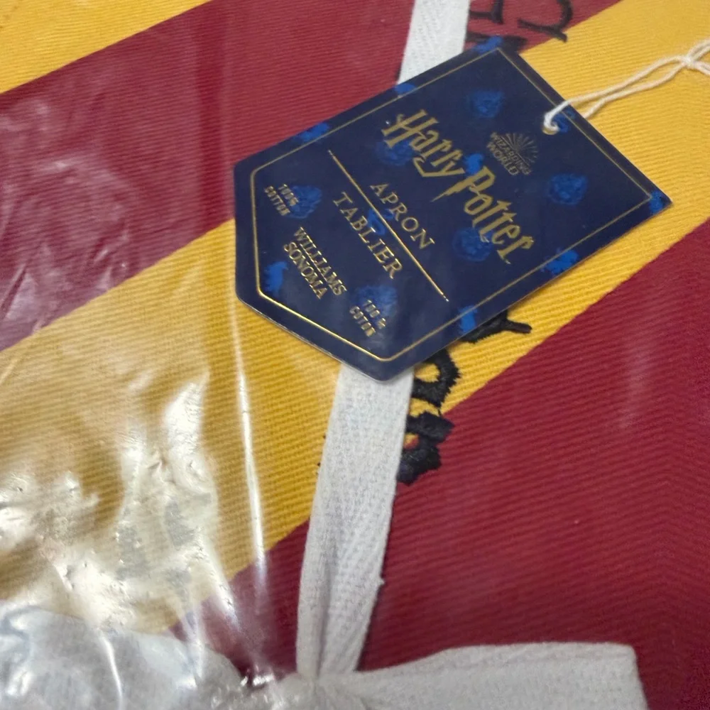 HARRY POTTER™ x Williams Sonoma Gryffindor™ Adult Apron NWT